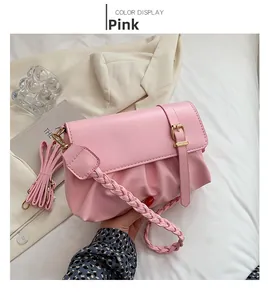 Détail du sac nuage plissé rose avec poignée tressée et finitions métalliques dorées