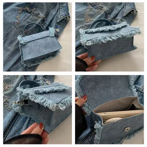 Λεπτομέρεια γαλάζιας μίνι τσάντας denim με κρόσσια στις άκρες και ασημένια αλυσίδα