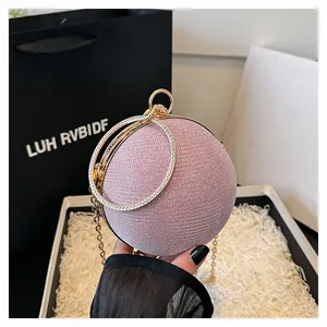 Roze glitter bolvormige avondtas met gouden handvat en strass in een geschenkverpakking