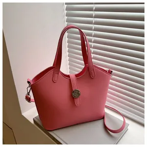 Nahaufnahme der rosa PU-Leder Eimertasche mit Silberschnalle auf dezentem Hintergrund