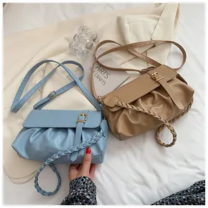 Détails des sacs nuage plissés en bleu clair et kaki avec boucles métalliques chic