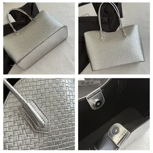 Detalle del bolso tote trenzado plateado con textura metálica y cierre magnético