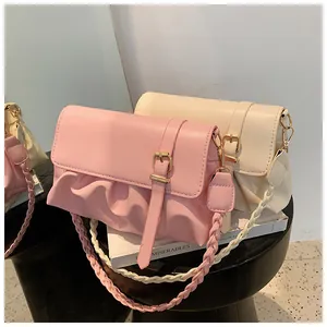 Détails de sacs plissés en cuir rose et beige avec boucles métal et bandoulières tressées