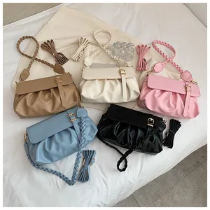 Détail de sacs à bandoulière plissés en cinq couleurs avec anses tressées et boucles
