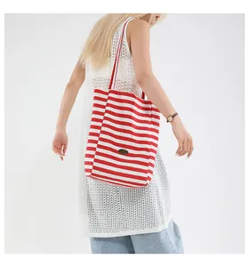 Détail du sac cabas à rayures rouges et blanches avec de larges anses rouges