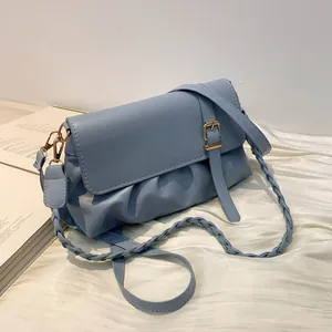 Sac bandoulière bleu pâle plissé avec boucle dorée et détail de poignée tressée