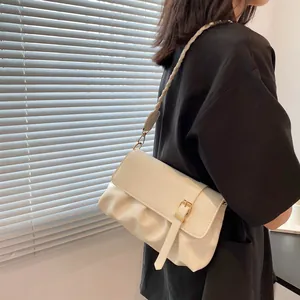 Sac bandoulière plissé blanc crème tendance avec bandoulière tissée et boucle dorée