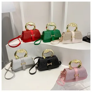Detailansicht von Luxushandtaschen mit H-Schnalle und Goldgriffen in verschiedenen Farben