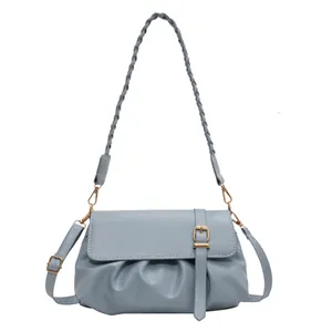 Sac bandoulière bleu clair plissé avec boucle dorée et bandoulière tissée chic