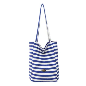 Sac fourre-tout minimaliste en toile rayée bleue et blanche avec bandoulières bleues
