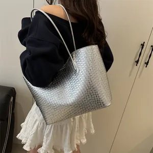 Bolso tote plateado metalizado de cuero sintético texturizado con correas largas