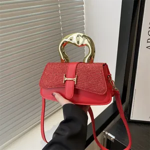 Rote Umhängetasche mit Glitzer-Pailletten und einem einzigartigen goldenen Metallgriff