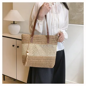 Detalle del bolso tote tejido a mano que muestra la textura y la correa de cuero