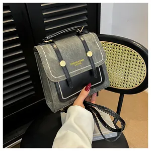 Détails du sac à main vintage en toile grise et cuir noir avec bordure perlée chic