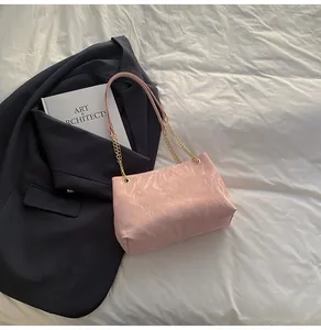 Detail der rosa PU-Tote Bag mit feiner Faltenstruktur und elegantem Goldkettenriemen
