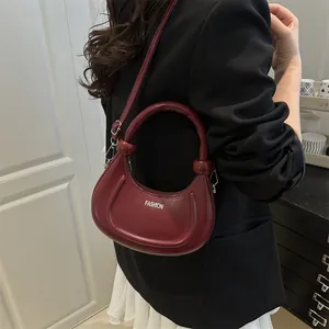 Vintage burgunderrote Damen Handtasche in Halbmondform mit modischem Schriftzug