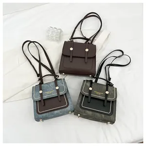 Détail à plat de sacs bandoulière en cuir PU texturé vintage en trois couleurs élégantes