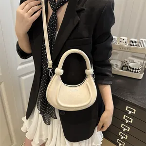 Minimalistische beige Halbmond-Schultertasche mit rundem Griff und Ledertextur