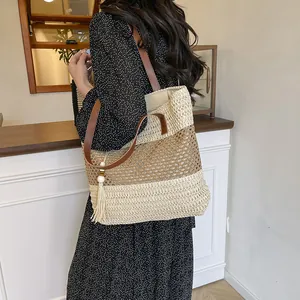 Bolso tote grande de paja a rayas con correas de cuero marrón y borla decorativa