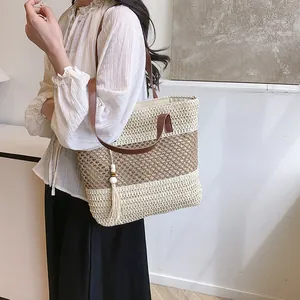 Elegante bolso tote tejido con rayas en contraste, asas de cuero y detalle de borla de moda