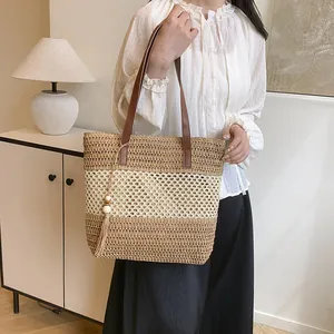 Bolso tote grande de paja con rayas de contraste marrones y asas de cuero