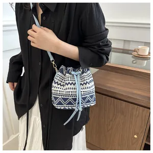 Secchiello stile etnico con motivo geometrico blu e coulisse in pelle