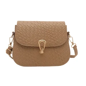 Borsa a tracolla marrone chiaro con trama intrecciata e fibbia dorata elegante