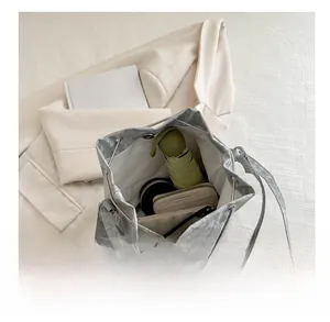 Vue de dessus de l'intérieur du sac seau argenté montrant sa grande capacité
