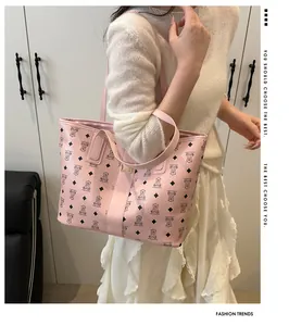 Photo lifestyle d'un grand cabas rose clair avec imprimé ours et cuir grainé litchi