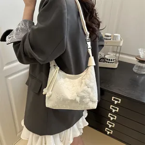 Elegante bolso de encaje blanco roto con flores 3D y detalle de perla en la cremallera
