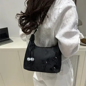 Elegante bolso de hombro negro estilo chino con bordado floral y cuentas de mármol