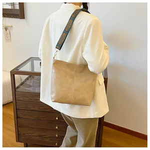 Detail der Vintage-Tragetasche mit gewebtem Schultergurt und mattem Leder-Finish