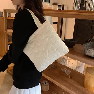 White heart-quilted large capacity tote bag with golden metal buckle for casual women