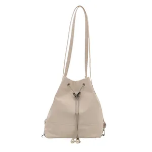 Sac seau beige élégant avec bandoulière chaîne et détail papillon en perles