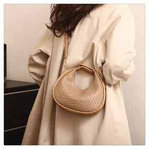 Détails du sac hobo en cuir tressé et finitions métalliques dorées élégantes