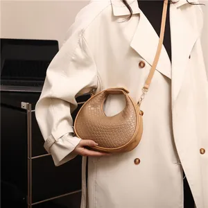 Sac bandoulière demi-lune kaki avec texture tissée et fine lanière en cuir