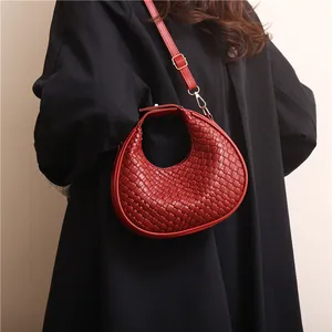 Sac à bandoulière demi-lune en cuir tressé bordeaux avec bandoulière réglable