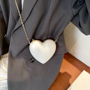 Petit sac bandoulière blanc perle en forme de cœur avec une fine chaîne dorée pour femme