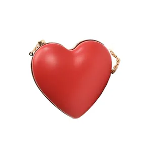 Sac à main chic rouge en forme de cœur rigide avec élégante chaîne en métal doré