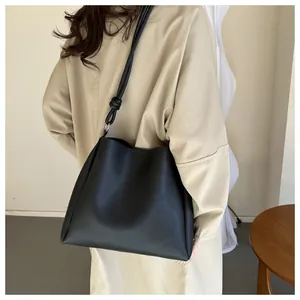Vue détaillée du grand sac cabas en cuir mat noir avec détail de bandoulière nouée