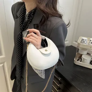 Minimalistische weiße Halbmond-Umhängetasche mit goldener Kette für moderne Damen