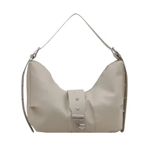 Beigefarbene Hobo-Schultertasche mit silbernen Sternnieten und Retro-Halbmond-Design
