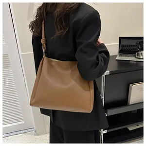 Sac fourre-tout en cuir mat marron avec détail de nœud élégant sur la bandoulière