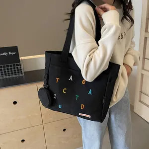 Grand sac cabas en toile noire avec broderies colorées et petit porte-monnaie