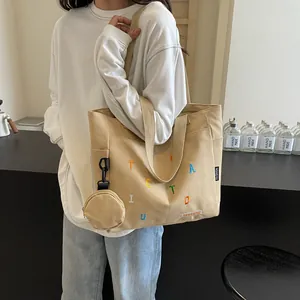 Sac fourre-tout en toile kaki avec broderie colorée et petite pochette ronde