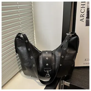 Schwarze Y2K Hobo-Bag mit Sternnieten aus Metall und Ösen-Schulterriemen