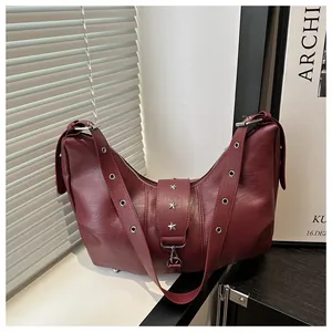 Burgunderrote Satteltasche mit silbernen Sternnieten und Ösenriemen im Urban-Punk-Stil