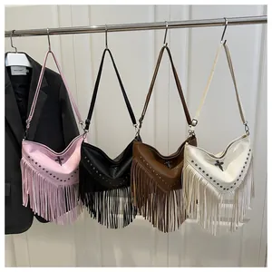 Detailansicht von vier Fransen-Umhängetaschen in den Farben Rosa, Schwarz, Braun und Beige