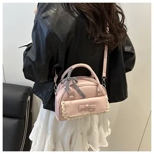 Sac rose avec nœud et dentelle porté par un mannequin pour un look mode chic