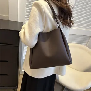 Grand sac cabas minimaliste en cuir marron foncé pour un style de bureau élégant